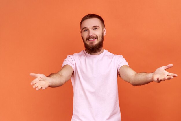 Foto porträt eines jungen mannes vor gelbem hintergrund