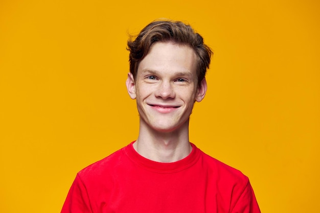 Porträt eines jungen Mannes vor gelbem Hintergrund