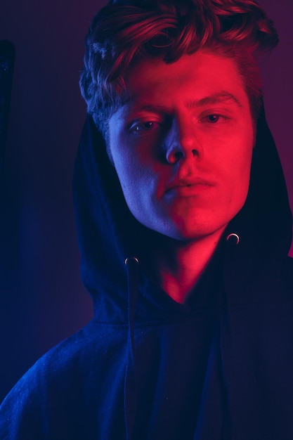 Porträt eines jungen Mannes vor schwarzem Hintergrund