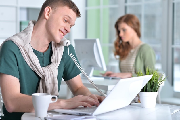 Porträt eines jungen Menschen, der im Büro arbeitet