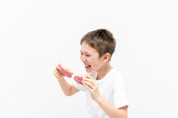 Porträt eines Jungen mit einem Donut im Gesicht. Foto in hoher Qualität