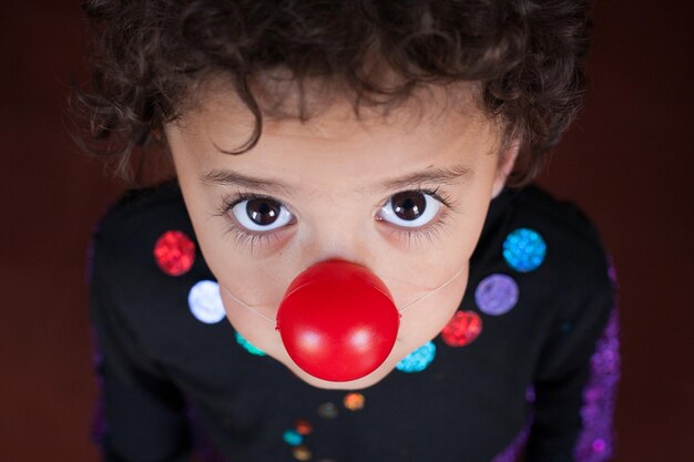 Foto porträt eines jungen mit einer clownnose