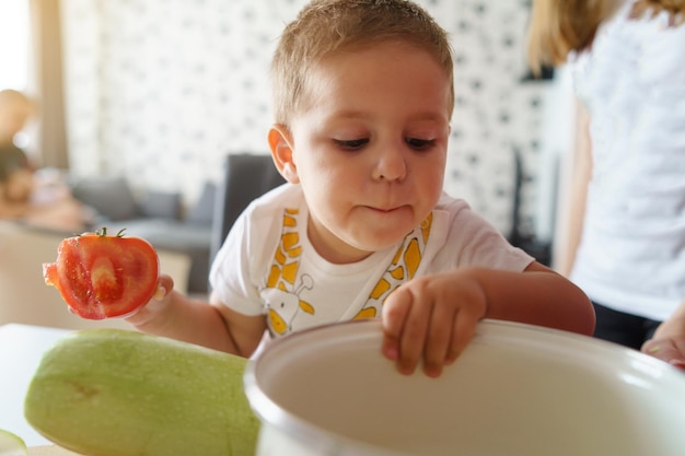 Foto porträt eines jungen mit essen