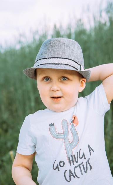 Foto porträt eines jungen mit hut, der im freien steht