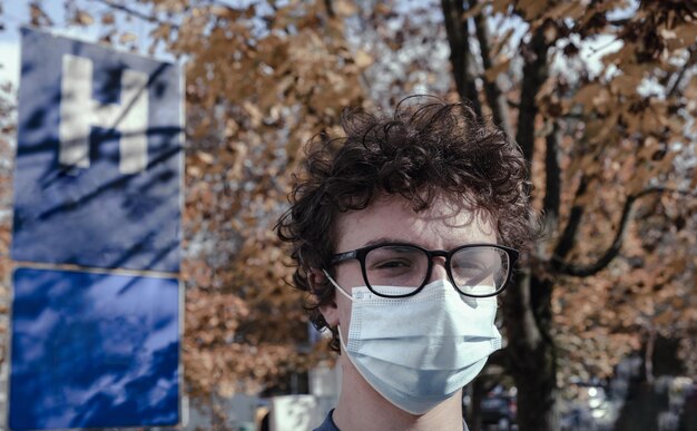 Foto porträt eines jungen mit maske, der im freien steht