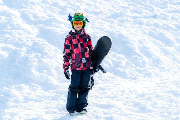 Porträt eines Jungen mit Snowboard