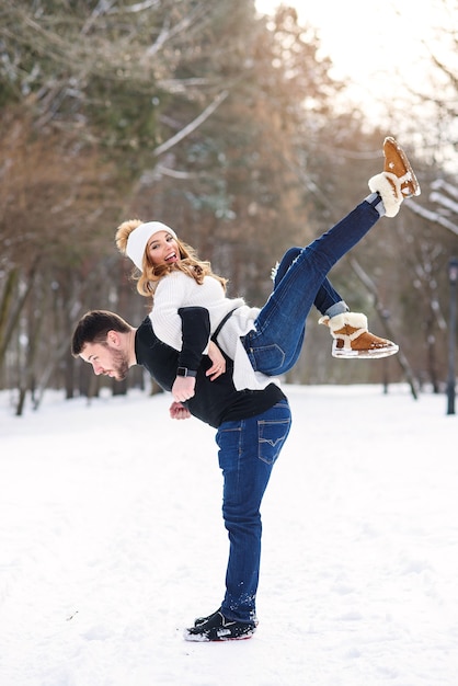 Porträt eines jungen Paares im Park