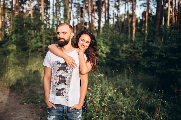 Porträt eines jungen Paares im Wald