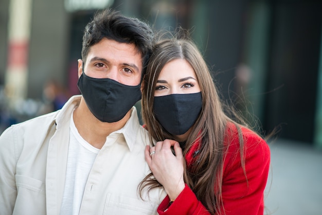 Porträt eines jungen Paares mit Masken, Covid- und Coronavirus-Konzept