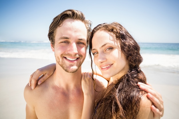 Porträt eines jungen Paares zusammen am Strand