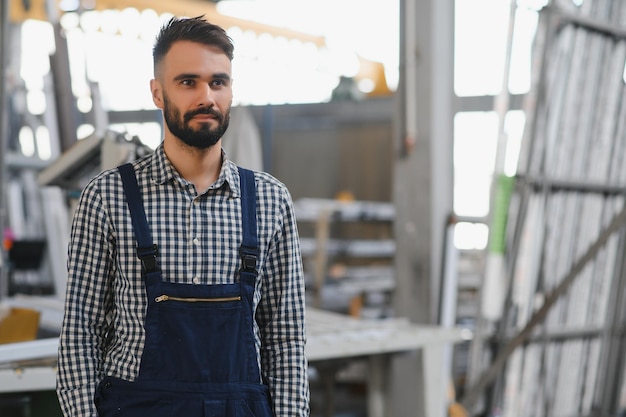 Foto porträt eines jungen professionellen schwerindustrie-ingenieurs