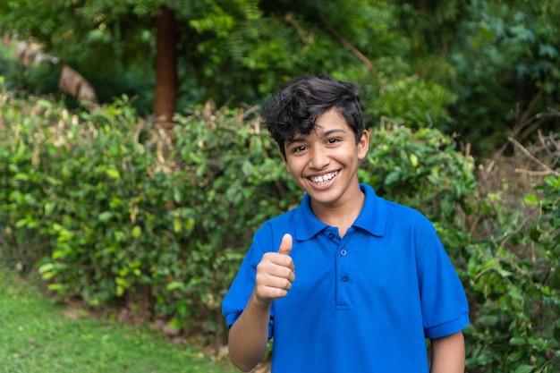 Porträt eines jungen Teenagers, der im Park steht