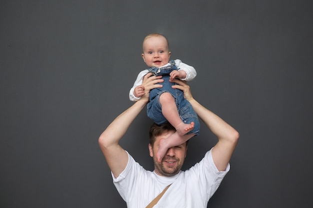 Porträt eines jungen Vaters, der seine kleine Tochter umarmt