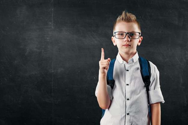 Porträt eines Jungen von einer Grundschule auf einem Hintergrund einer Schulbehörde