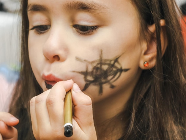 Porträt eines kaukasischen Brunettemädchens, das Make-up in der Reflexion eines Spiegels anwendet