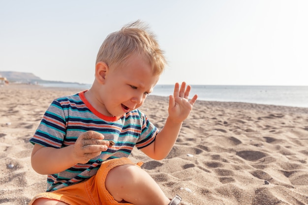 Porträt eines kaukasischen Jungen am Strand