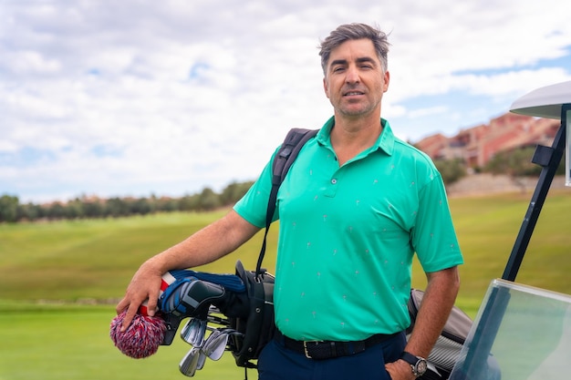 Porträt eines kaukasischen Mannes, der in einem Buggy Golf spielt