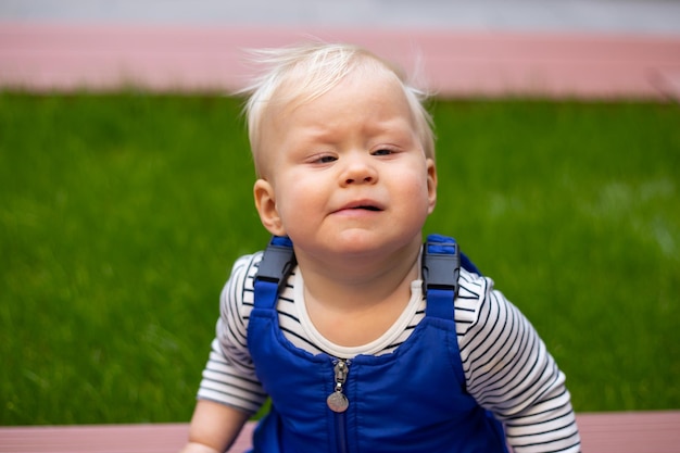 Porträt eines Kindes im Freien mit Strabismus-Augen