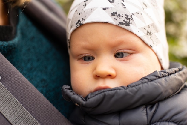 Porträt eines Kindes im Freien mit Strabismus-Augen