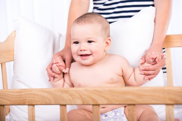 Porträt eines kleinen Babys in der Wiege zu Hause.