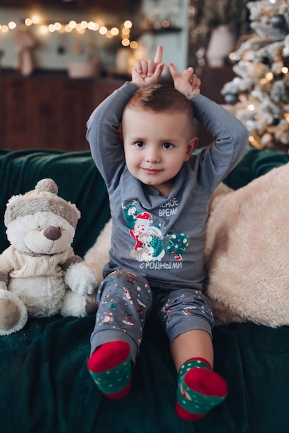 Porträt eines kleinen Jungen am Weihnachtsmorgen