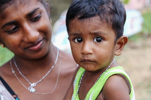 Porträt eines kleinen Jungen aus Sri Lanka.