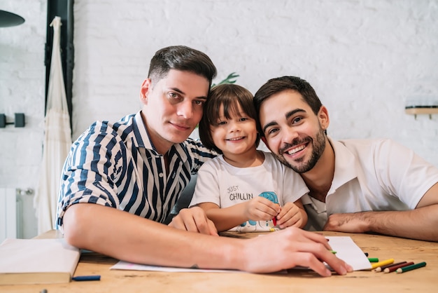 Porträt eines kleinen Jungen, der zu Hause gute Zeit mit seinen Eltern verbringt. Familienkonzept.