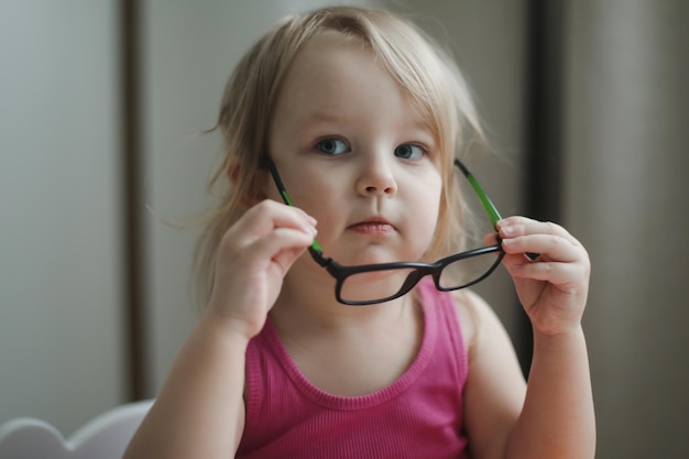 Porträt eines kleinen lustigen Mädchens mit Brille