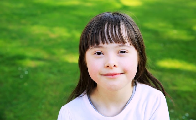 Porträt eines kleinen Mädchens, das draußen lächelt