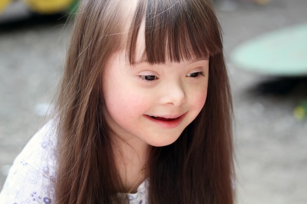 Porträt eines kleinen Mädchens, das draußen lächelt