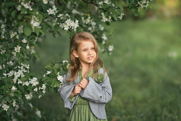 Porträt eines kleinen Mädchens im Frühling in blühenden Bäumen 1805