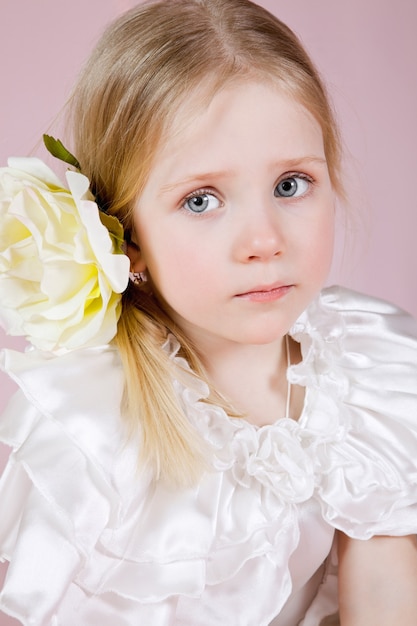 Porträt eines kleinen Mädchens in einem Kleid mit Blumen