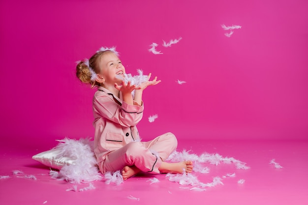 Porträt eines kleinen Mädchens in einem rosa Pyjama