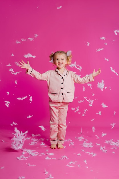 Porträt eines kleinen Mädchens in einem rosa Pyjama