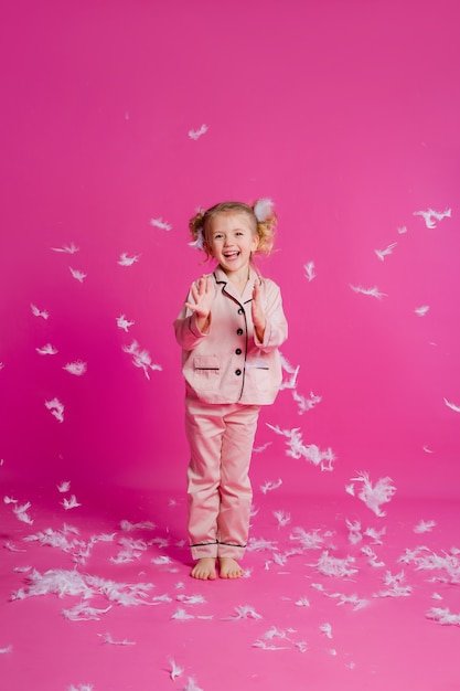 Porträt eines kleinen Mädchens in einem rosa Pyjama