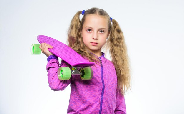 Foto porträt eines kleinen mädchens mit lila skateboard hipster-kind mit penny-board, isoliert auf weiss