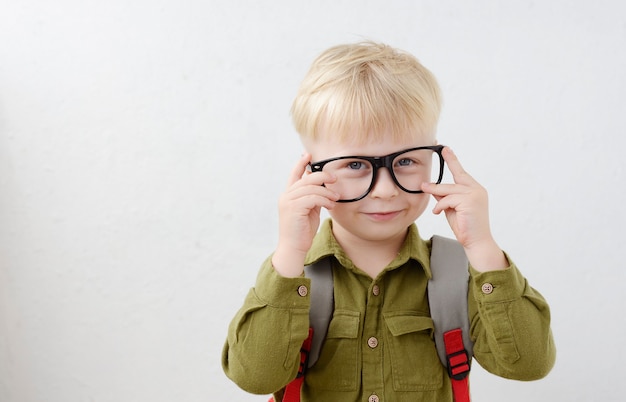 Porträt eines kleinen Schuljungen