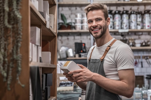 Porträt eines Kleinunternehmers, der in seinem Café arbeitet