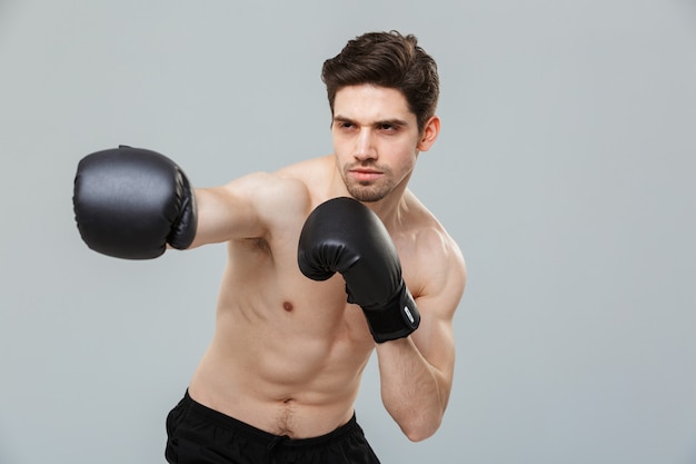 Porträt eines konzentrierten jungen Sportlers, der trainiert