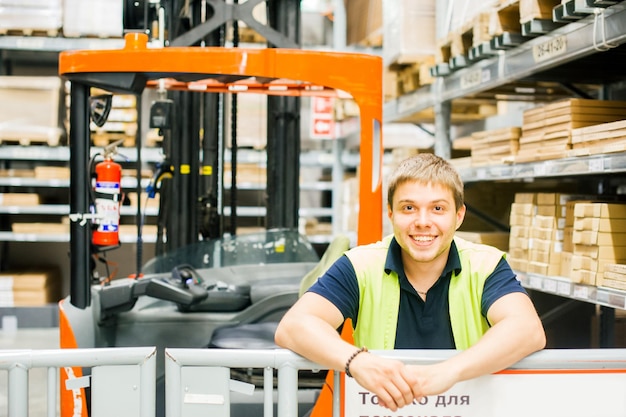 Foto porträt eines lächelnden arbeiters