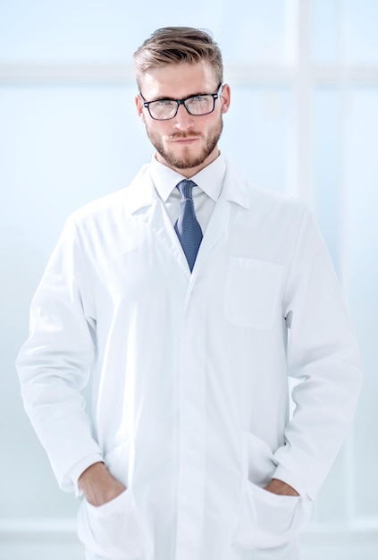 Porträt eines lächelnden Arztes, der im Krankenhaus steht