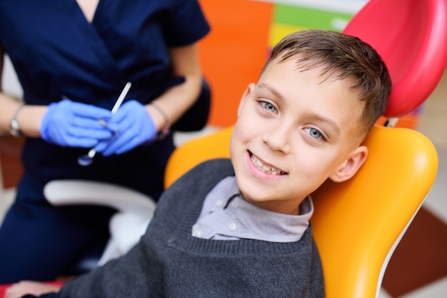 Porträt eines lächelnden Babys in einem zahnmedizinischen Stuhl.