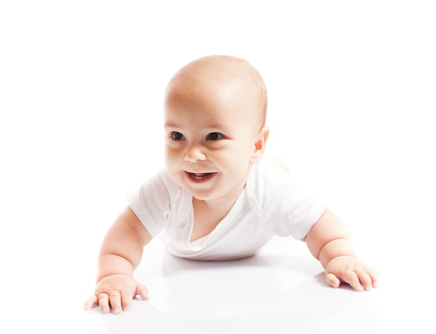 Porträt eines lächelnden Babys mit den ersten Zähnen, isoliert auf weiss