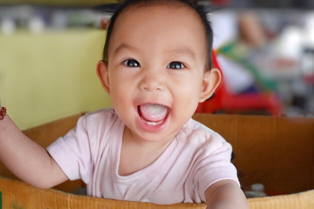 Porträt eines lächelnden Babys zu Hause