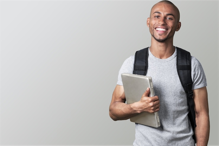 Foto porträt eines lächelnden jungen afrikanischen college-studenten