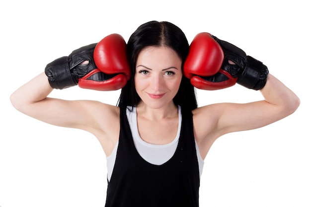 Porträt eines lächelnden jungen Brunettemädchens mit roten Boxhandschuhen