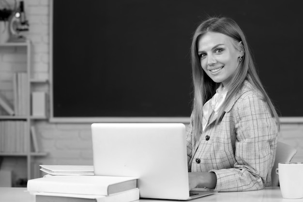 Porträt eines lächelnden jungen College-Studenten, der im Klassenzimmer studiert Webinar E-Learning im Schulfernunterricht