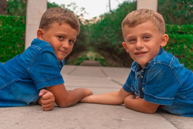 Foto porträt eines lächelnden jungen, der im freien sitzt