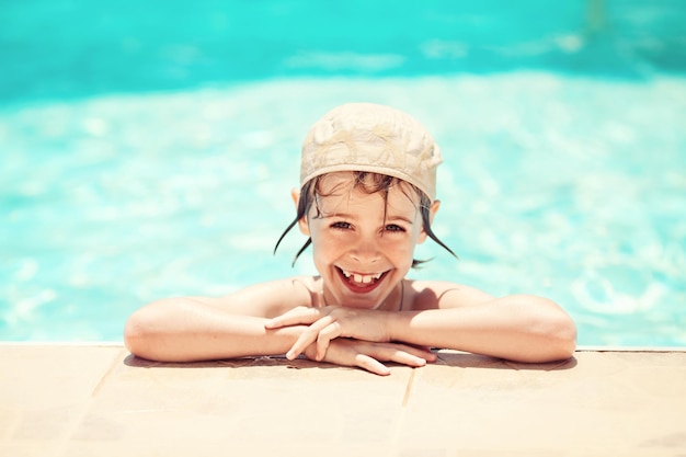 Porträt eines lächelnden Jungen im Schwimmbad