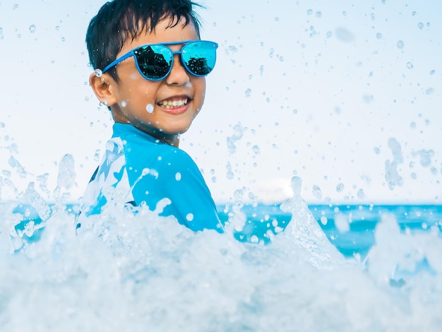 Foto porträt eines lächelnden jungen im schwimmbad